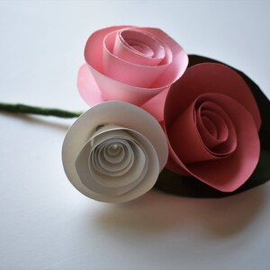 Paper Flower Boutonniere, Coral, Blush, and White Wedding Boutonniere afbeelding 4