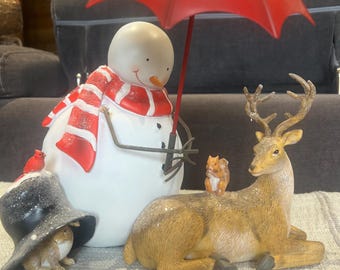 Snögubbe julgransprydnad med rött paraply, skogshjort och ekorrefigur – Vinterdekoration