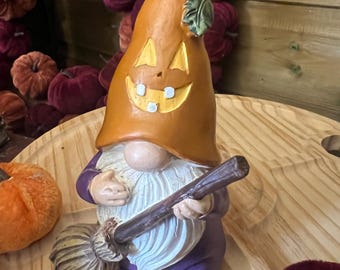Halloween Kürbis Gnom Figur - Kürbis-Hut Gnom mit Besen, skurile Herbst-Dekoration, gruseliges Regal & Mantel-Ornament