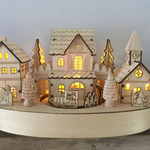 Scène de Noël en bois traditionnelle personnalisée avec train en mouvement et lumières LED, à piles, ornement, scène de village, décoration image 3
