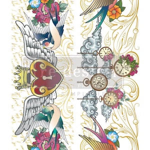 Può includere: Un design di ispirazione vintage con un cuore con un buco della serratura, una corona e due uccelli con le ali. Il design è circondato da fiori, nuvole e orologi da tasca antichi con numeri romani.