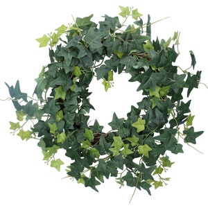 Peut inclure: Une couronne de lierre verte avec une base en osier naturel. La couronne est faite de feuilles et de vignes de lierre artificielles.