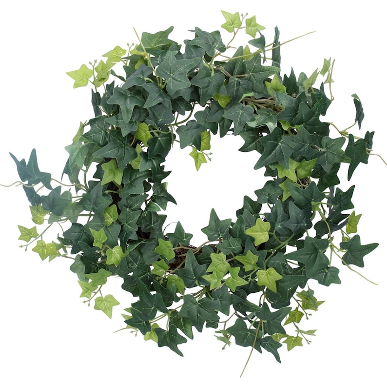Peut inclure: Une couronne de lierre verte avec une base en osier naturel. La couronne est faite de feuilles et de vignes de lierre artificielles.