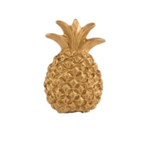 Peut inclure: Une figurine d'ananas de couleur dorée. L'ananas est détaillé avec une surface texturée et une couronne de feuilles.