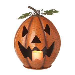 Może przedstawiać: Metalowa dynia w kształcie jack-o'-lantern z wyrzeźbioną twarzą i zapaloną świeczką w środku. Dynia jest pomarańczowa z rdzawo-brązowym wykończeniem i ma druciany trzon z liśćmi.