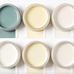 Peut inclure: Dix pots en verre circulaires remplis de différentes nuances de peinture, disposés en deux rangées de cinq. Les couleurs incluent crème, vert sauge, jaune pâle, blanc cassé et bleu sarcelle profond, avec une carte d'échantillon assortie.