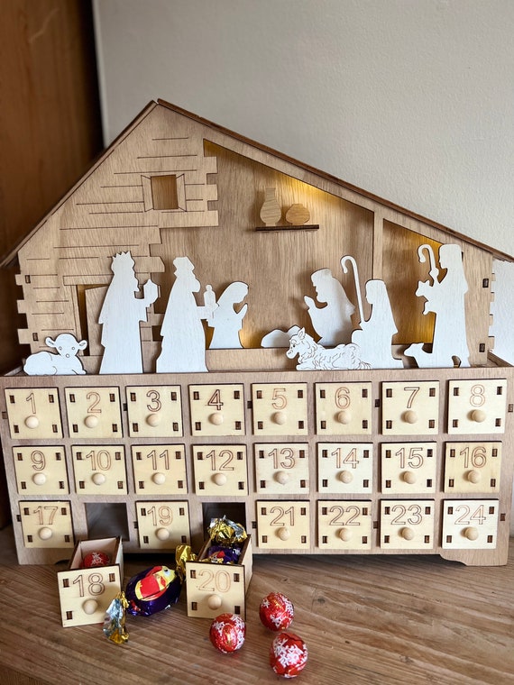 Houten adventskalender, houten adventskalender met 24 laden, led-verlichte kerstadventskalender met muziek, lege adventskalender om jezelf te vullen countdown vakantiegeschenken kerstversiering (B Houten adventskalender, houten adventskalender met 24 laden, led-verlichte kerstadventskalender met muziek, lege adventskalender om jezelf te vullen countdown vakantiegeschenken kerstversiering (B