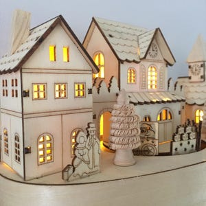 Scène de Noël en bois traditionnelle personnalisée avec train en mouvement et lumières LED, à piles, ornement, scène de village, décoration image 5
