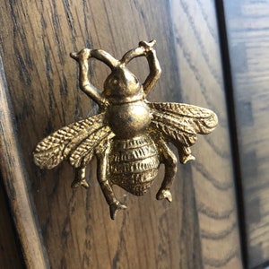 Bumble Bee draw pull cupboard door knob handle, upcycle, replacement, kitchen bathroom, craft, golden, gold vintage hive queen bee