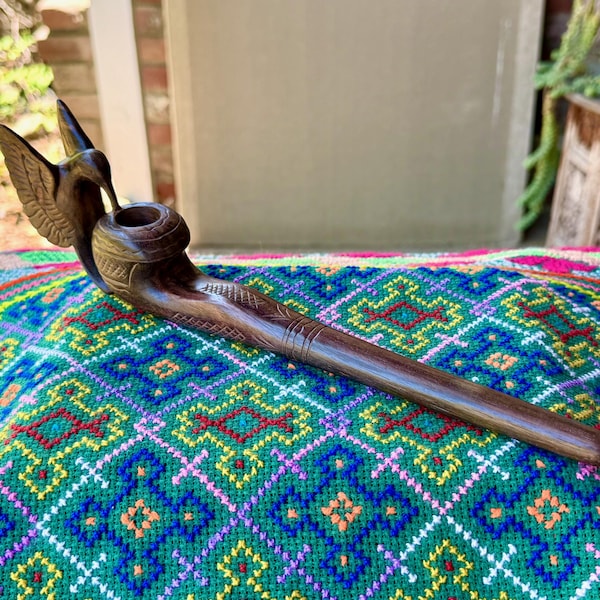 Pipa Colibrí, pipa de tabaco tradicional de madera para ceremonias chamánicas, tallada a mano en madera dura tropical.