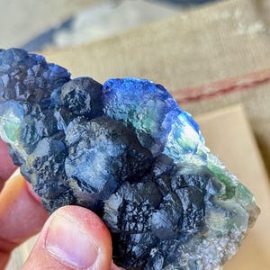 Fluorita de arándano, color azul índigo natural, 266 g, nuevo hallazgo, máxima calidad, energía calmante, Mongolia Interior W595