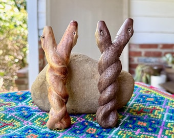 Kuripe de serpiente, Kuripe de serpiente tallado a mano, Elija UNO de dos diseños, Pipa aplicadora chamánica tradicional