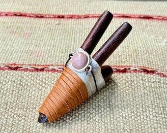 Pipa Kuripe doppia, Kuripe doppia canna in legno di tamarindo realizzata a mano con opale rosa andino, applicatore sciamanico