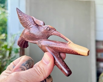 Kuripe Colibrí, pipa aplicadora chamánica tradicional, tallada a mano en madera de tamarindo natural de dos tonos.