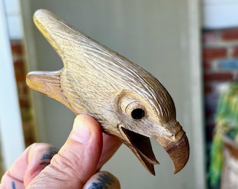 Pipa de águila, aplicadora chamánica tradicional, tallada a mano en madera natural de dos tonos, de un solo bloque.