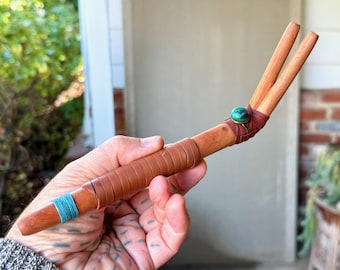 Pipa doble Tepi con turquesa, aplicador chamánico tradicional, hecha a mano con madera tropical natural.