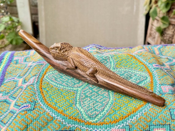 Iguana Tepi Pipe, Solid Dark Wood Lizard Totem Tepi with Exquisite Detail, Hand Carved from a Single Piece of Native Hardwood