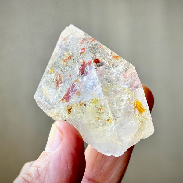 Cristal de cuarzo de magnesita, cuarzo transparente con inclusiones de magnesita dorada y roja, nuevo hallazgo, Corinto, Minas Gerais, Brasil P223