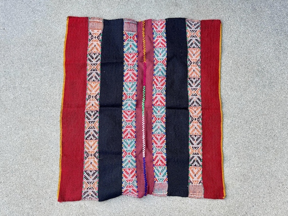Andean Manta Cloth, 29" x 26," Handwoven Q'ero Mesa Cloth for Shamanic Plant Medicine Ceremony, Handmade in Peru