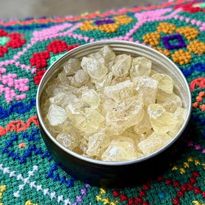 Resina de incienso de copal blanco, recolectada éticamente a mano en Indonesia, 100 % natural y orgánica. Purificación, limpieza y protección.