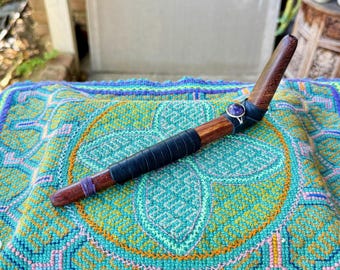 Pipa Tepi con Lepidolita Morada, Aplicador Chamánico Tradicional, Hecha a Mano a Partir de una Sola Pieza de Madera Tropical Oscura