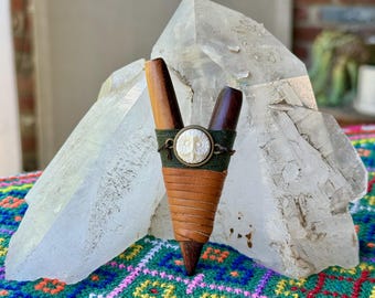 Kuripe con intarsio di gufo intagliato, pipa sciamanica in legno realizzata a mano con applicatore automatico.