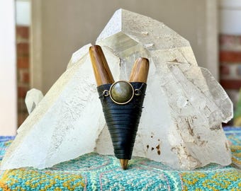 Pipa Kuripe con obsidiana plateada, hecha a mano con madera tropical, tradicional pipa chamánica autoaplicadora.
