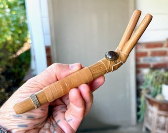 Pipa doble Tepi con broncita, aplicador chamánico tradicional, elaborada artesanalmente con madera de teca natural.