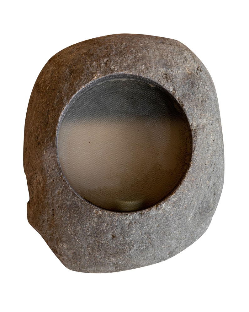 Op de afbeelding: Een grijze, ovale stenen kom met een cirkelvormige opening in het midden. De kom heeft een ruw, getextureerd oppervlak en een glad interieur. De opening onthult een gaasscherm. De kom is ge&iuml;soleerd op een witte achtergrond.