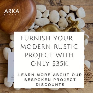 Op de afbeelding: Een houten kom, een messing kraan en witte stenen zijn gerangschikt op een houten oppervlak. De afbeelding bevat de tekst "FURNISH YOUR MODERN RUSTIC PROJECT WITH ONLY $35K" en "LEARN MORE ABOUT OUR BESPOKEN PROJECT DISCOUNTS". De merknaam "ARKA LIVING" is ook zichtbaar.