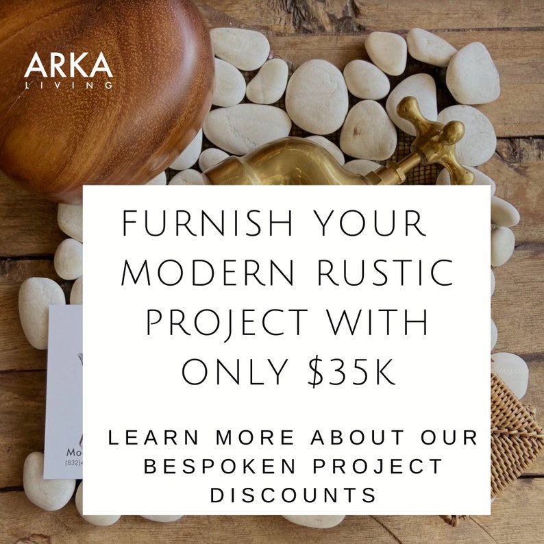 Op de afbeelding: Een houten kom, een messing kraan en witte stenen zijn gerangschikt op een houten oppervlak. De afbeelding bevat de tekst "FURNISH YOUR MODERN RUSTIC PROJECT WITH ONLY $35K" en "LEARN MORE ABOUT OUR BESPOKEN PROJECT DISCOUNTS". De merknaam "ARKA LIVING" is ook zichtbaar.