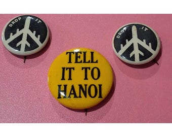 Juego de 3 pines vintage de la Guerra de Vietnam de los años 60/70: "Drop It" (Bombardero B-52) y "Tell It To Hanoi" (Botones de protesta contra la guerra).