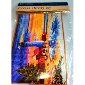 Può includere: Kit di punto croce con una scena colorata di tramonto con un faro e alberi. Il kit include i materiali e istruzioni facili da seguire.