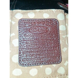 Bolso bandolera Brighton de piel negra con correa ajustable y forro de lunares. imagen 8