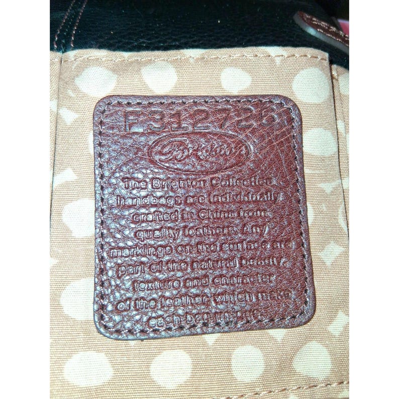 Bolso bandolera Brighton de piel negra con correa ajustable y forro de lunares. imagen 8