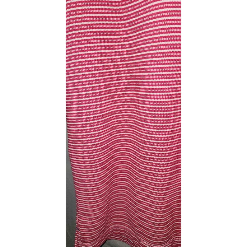 Puede incluir: Primer plano de una tela a rayas rosas y blancas. Las rayas horizontales est&aacute;n espaciadas uniformemente, creando un patr&oacute;n texturizado. La tela parece ser un material de punto o tejido, con un ligero brillo.