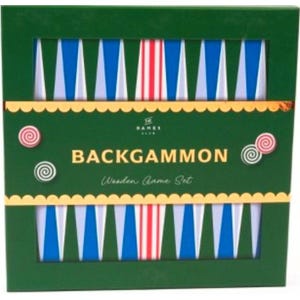 Puede incluir: Un juego de mesa Backgammon en caja verde. El tablero tiene rayas azules, blancas y rojas. La caja tiene las palabras "BACKGAMMON Wooden Game Set" impresas. Diseños decorativos en espiral en la caja.