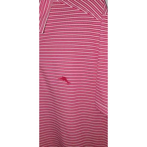 Puede incluir: Un polo a rayas rosas y blancas con cuello. La camisa presenta un peque&ntilde;o logotipo rojo en el pecho. La tela tiene un aspecto texturizado.