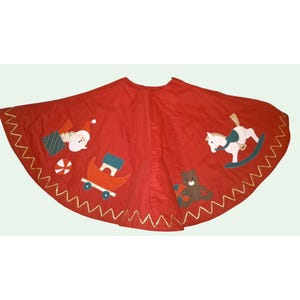 Può includere: Gonna per albero di Natale rossa con finiture dorate a zig-zag e disegni festivi applicati. Presenta Babbo Natale, una barca giocattolo, un cavallo a dondolo e un orsacchiotto. Decorazioni natalizie festive.
