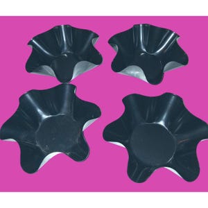 Pode incluir: Uma tábua de cortar de madeira feita à mão com um acabamento natural. A tábua tem uma borda viva de um lado e uma forma retangular. Tem aproximadamente 45 cm de comprimento e 30 cm de largura.