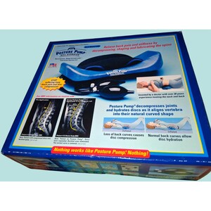 Puede incluir: Una caja de producto azul y blanca para el Posture Pump Disc Hydrator. La caja presenta imágenes del dispositivo azul, bombas manuales negras y diagramas que muestran la descompresión espinal, con texto como Relieve back pain.