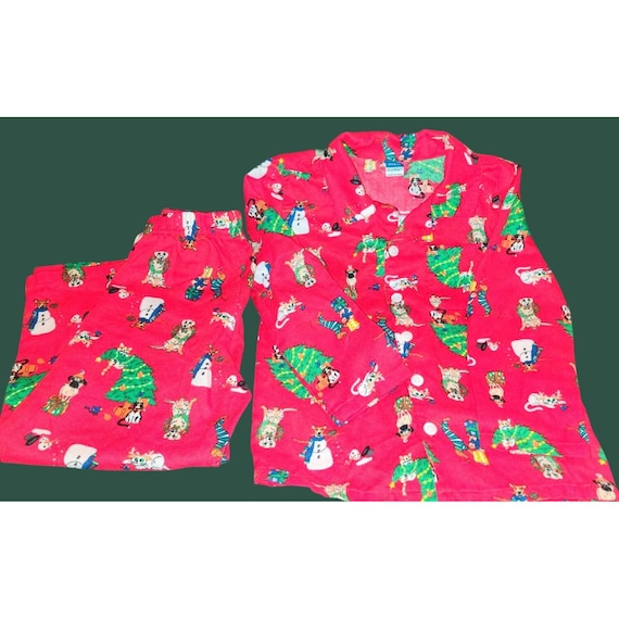 Conjunto de pijama rojo con estampado navideño de Old Navy para