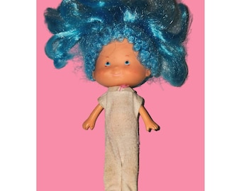 Herself the Elf Willow Song Vintage blauwharige pop met oranje lijfje en witte outfit