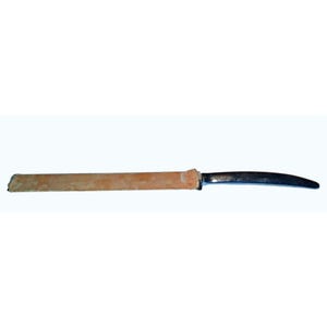 Peut inclure: Un couteau à lame incurvée de couleur argentée avec un étui marron clair. Le couteau a un manche foncé et une lame incurvée. L'étui est rectangulaire et semble être en cuir.