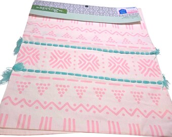 Tovaglia da tavola The Spring Shop con stampa geometrica rosa e verde acqua e nappe, 13x72 cm, in misto cotone, nuova.