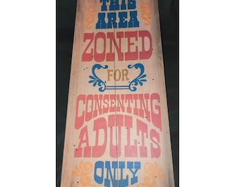Letrero de madera vintage de Douglas A. Morris de 1973: "Solo adultos consentidos"