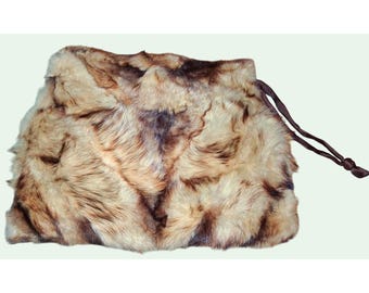 Monedero vintage de piel marrón y beige con cierre a presión. Precioso.