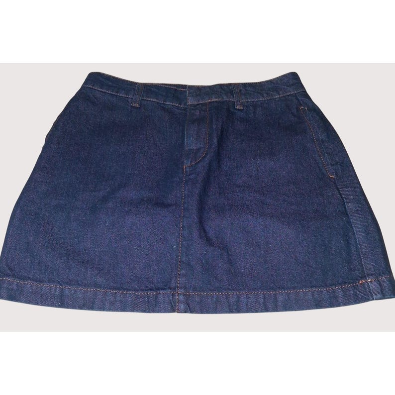 Pode incluir: Uma saia jeans azul escuro com um design cl&aacute;ssico. A saia apresenta fecho de bot&atilde;o e z&iacute;per, presilhas para cinto e costuras vis&iacute;veis. A saia &eacute; em formato A e tem uma bainha acabada.