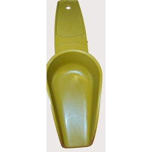 Peut inclure: Une louche en plastique vert olive avec un long manche et un bol arrondi et profond. Le manche est percé d'un trou pour l'accrocher. Cet ustensile de cuisine est probablement destiné à mesurer ou à servir des ingrédients secs. Le plastique a une finition mate.