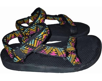 Sandálias Teva Kids 3y com tiras estampadas multicoloridas, ajustáveis, para caminhadas e atividades ao ar livre, tamanho 90.